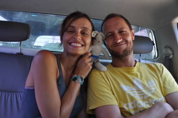 O trio do 'Kiki Around the World' no banco de trás da Fiona, em San Juan del Sur, na Nicarágua